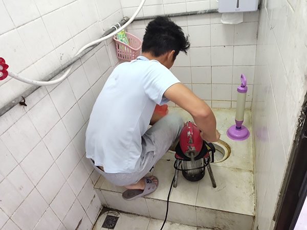 永和管道堵塞冒臭气 专业师傅现场解决问题