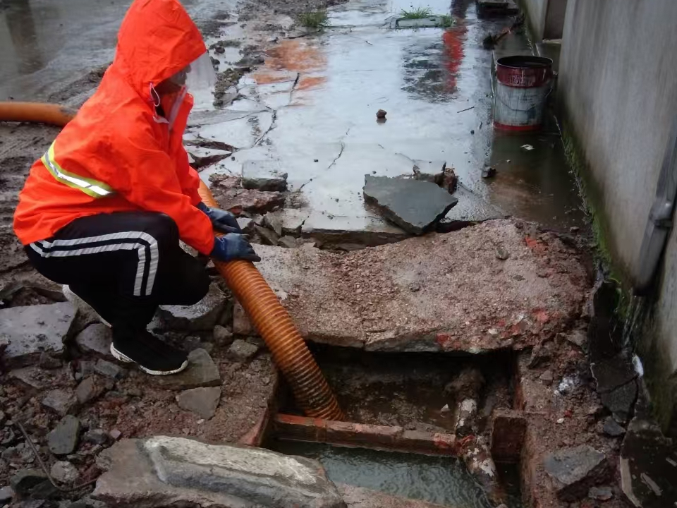 永和专业清理污水池 炜誉市政以规范流程守护城市 “肠道”