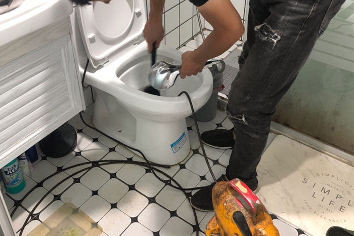 永和马桶堵塞自己疏通还是找师傅？专业上门服务让你省时更省心