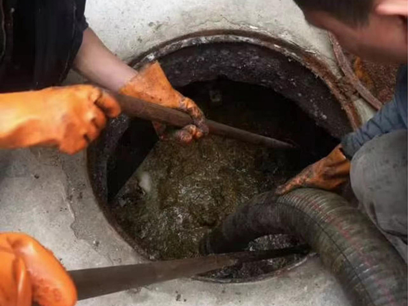 永和清理化粪池时如何避免沼气的危害？